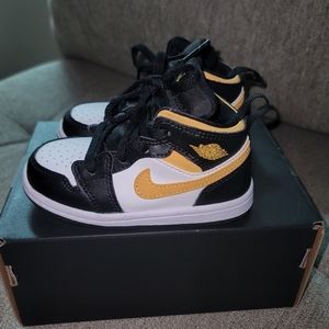 AIR JORDAN 1 MID 'BLACK UNIVERSITY GOLD'